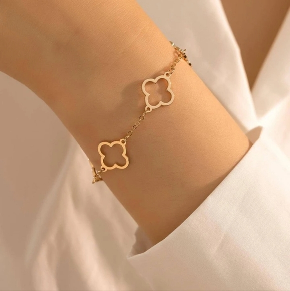 Jewelry - 🍀🍀NEW🍀🍀BEAUTIFUL!! HOLLOW CLOVER Bracelet in GOLD Plating